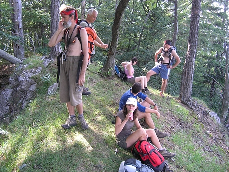 partia geocacherov na Kačarovej (zľava DCharlie, Rizmani, Guľko s Xandrejom, moja hlava a Algolka)